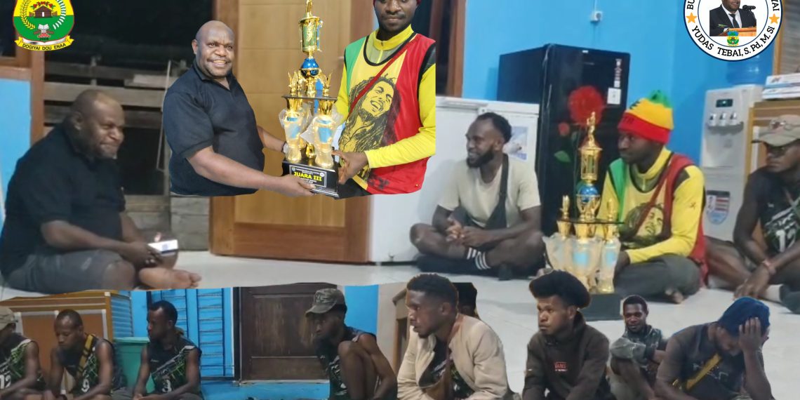 Tim Bola Voli Dogiyai Star yang menjuarai 3 dalam Bupati Nabire CUP Serahkan Piala Kepada Bupati Dogiyai