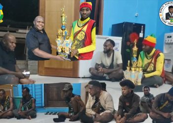 Tim Bola Voli Dogiyai Star yang menjuarai 3 dalam Bupati Nabire CUP Serahkan Piala Kepada Bupati Dogiyai