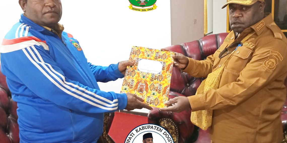 ‎Bupati Dogiyai Serahkan Nota Tugas Kepala Distrik Mapia Tengah kepada Sebastianus Pugiye