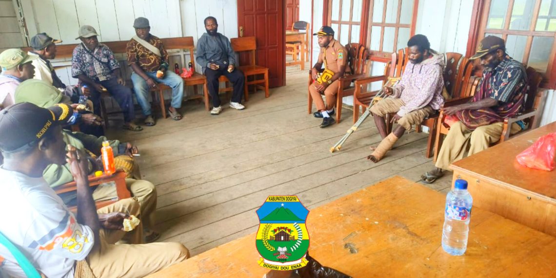 Kepala Distrik Kamuu Utara, Markus Pigai gelar Rapat bersama dengan Staf dan Tenaga Kontrak