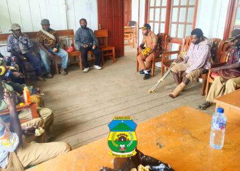 Kepala Distrik Kamuu Utara, Markus Pigai gelar Rapat bersama dengan Staf dan Tenaga Kontrak