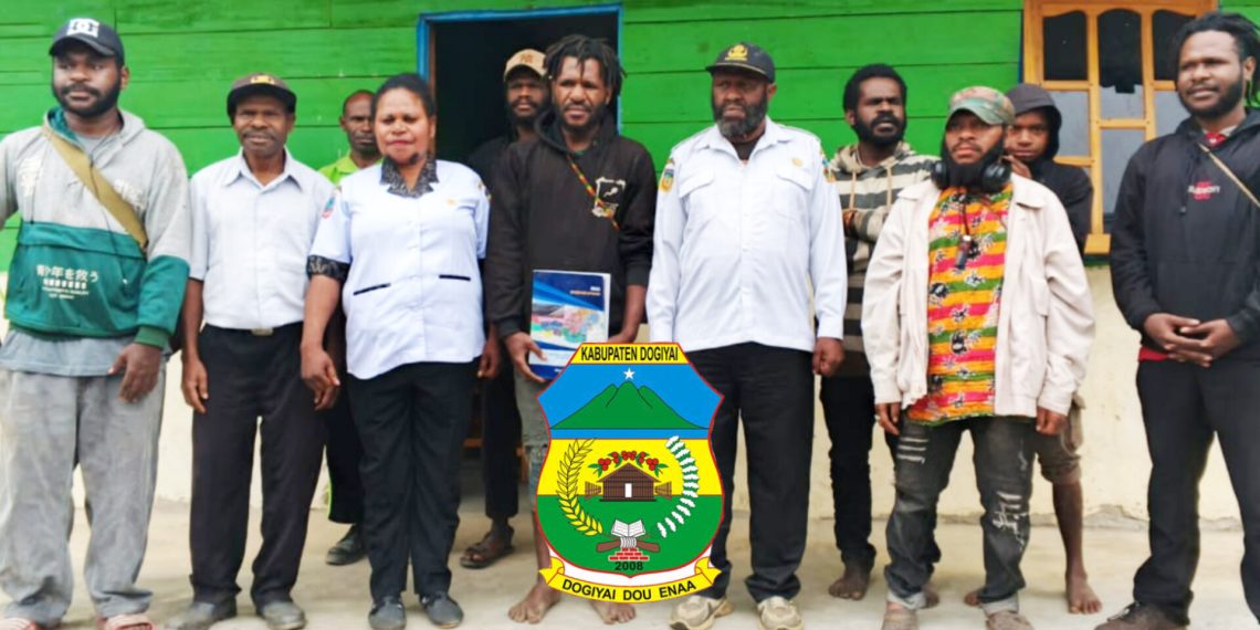 Kepala Dinas Lingkungan Hidup Dogiyai, Agustinus Goo memberikan Apresiasi sekalian memberikan Ongkos Transportasi pada Mahasiswa Dogiyai di Jayapura