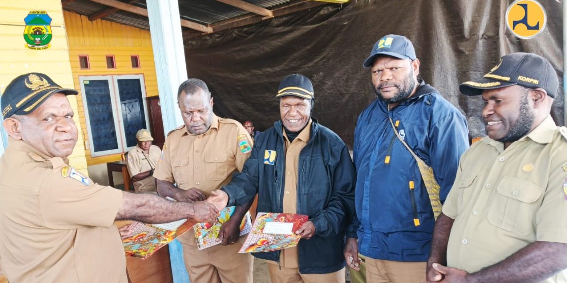 Plt.Kadis PUPR Dogiyai bagikan Nota tugas Sekertaris dan 4 Kepala Bidang sekaligus bagi DPA secara terbuka