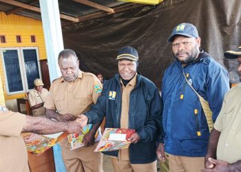 Plt.Kadis PUPR Dogiyai bagikan Nota tugas Sekertaris dan 4 Kepala Bidang sekaligus bagi DPA secara terbuka