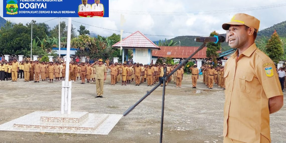 Asisten III Setda Dogiyai,Willem Tagi  Pimpin Apel bersama di Lingkungan Pemkab Dogiyai.