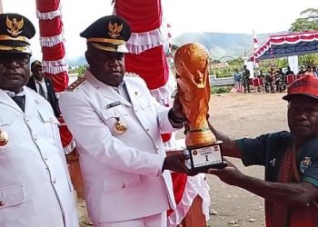 Penyerahan Piala juara 1 Lomba Sepak Bola Kapolda Cup yang dimenangkan oleh Tim DOSA FC ke Bupati Dogiyai
