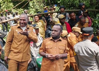 Bupati Asosiasi Meepago mengecek langsung tempat longsoran di jalan Trans Meepago