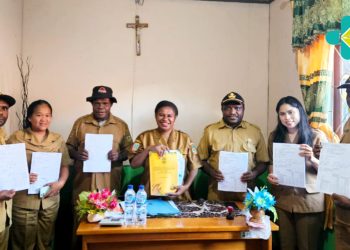 Plt. Kepala Dinas Kesehatan Dogiyai,dr.Maria Clara Giyai serahkan DPA kepada 4 Kepala Bidang