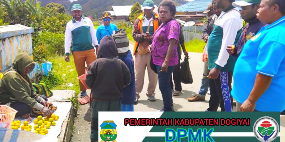 Plt.Kepala Dinas DPMK Dogiyai Emanuel Y.Giyai dan Staf Borong Jualan Mama-mama Dogiyai guna mendukung Visi- Misi Bupati dan wakil bupati