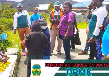 Plt.Kepala Dinas DPMK Dogiyai Emanuel Y.Giyai dan Staf Borong Jualan Mama-mama Dogiyai guna mendukung Visi- Misi Bupati dan wakil bupati