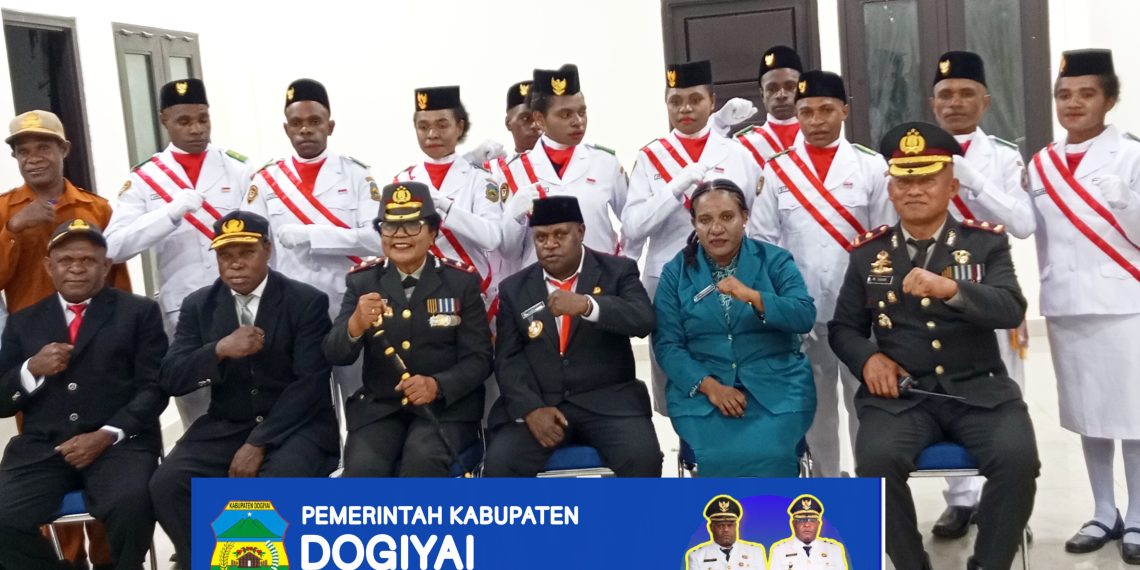 Bupati Dogiyai Yudas Tebai Kukuhkan Anggota Paskibraka 2025