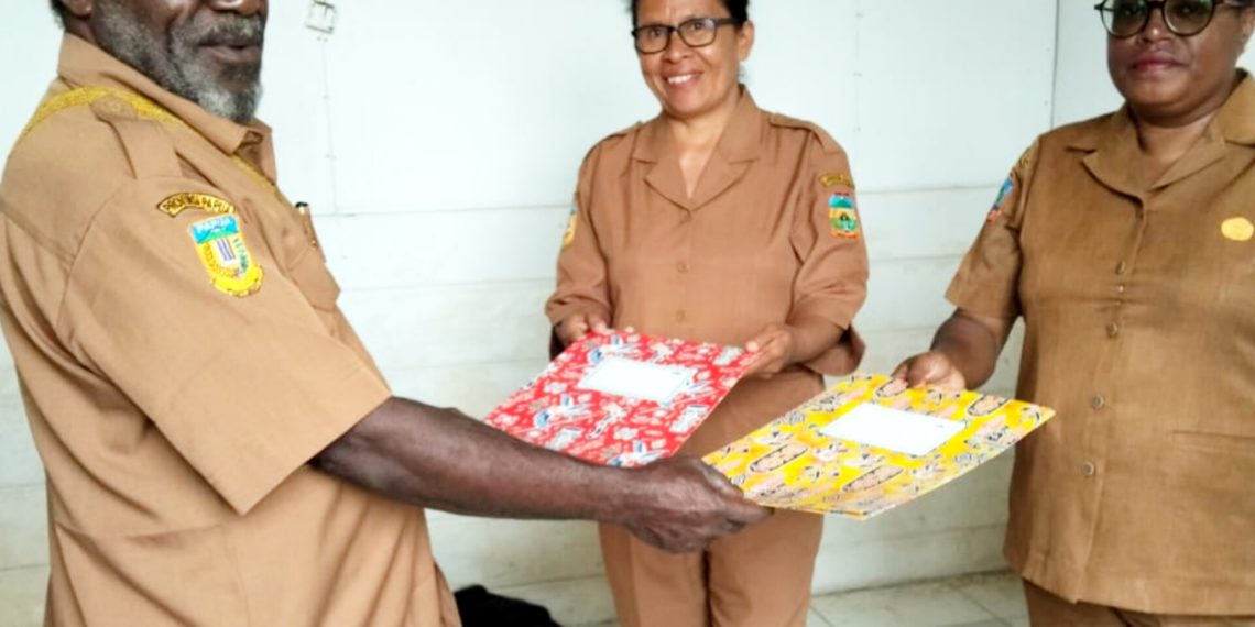 Plt.Kepala BPBD,Mathias Goo menyerahkan DPA kepada 2 Kepala Bidang