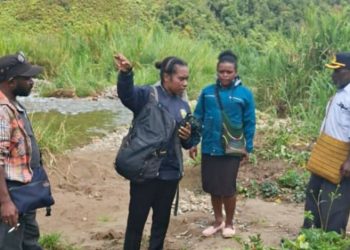 Rombongan Plt.Kepala BPBDN,Staf dan sebagian Staf Pada Kantor Infektorat Dogiyai tinjau langsung di Kali Wanii di Pugatadi I