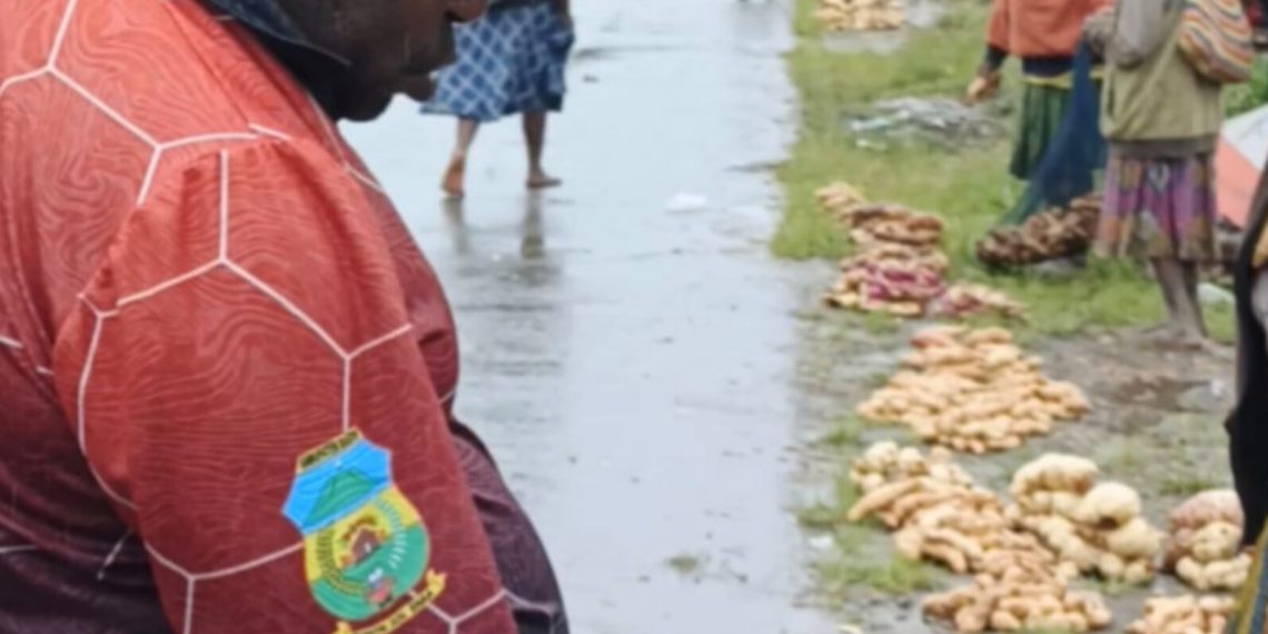 Bupati Dogiyai dalam Cuaca hujan, borong Jualan mama-mama Dogiyai di Kamuu Utara