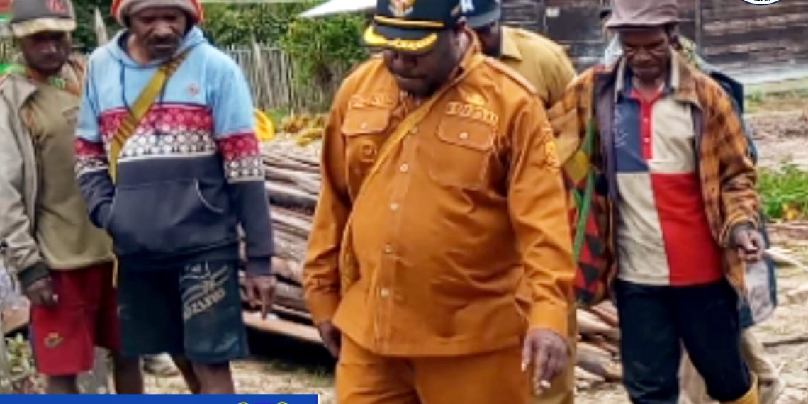 Bupati Dogiyai Yudas Tebai Menemui Masyarakat,kampung Ekimani yang bangun Rumah Adat