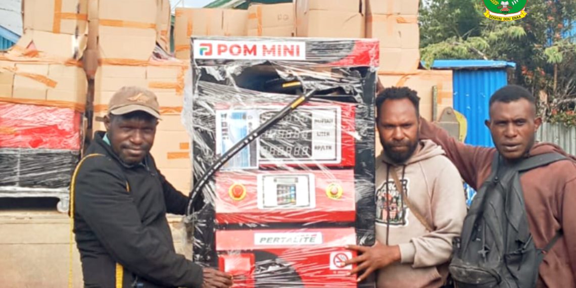 Kepala dinas Koperasi & UKM Dogiyai, Fabianus Pekei Membagikan 17 Pom Bensin Mini pada Masyarakat Dogiyai