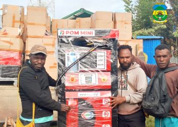 Kepala dinas Koperasi & UKM Dogiyai, Fabianus Pekei Membagikan 17 Pom Bensin Mini pada Masyarakat Dogiyai