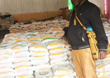 Kepala Distrik Mapia Barat,Paulus Tebai Memfasilitasi Distribusi Beras untuk Masyarakat