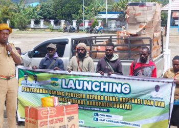 Kepala Dinas Koperasi dan UKM Dogiyai, Fabianus Pekei Salurkan Bantuan Sembako untuk Kios OAP di Dogiyai