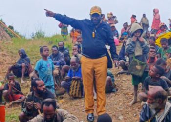 Kepala Distrik Mapia Barat Mengantar dan Menyaksikan Pembagian Beras di Abouyaga