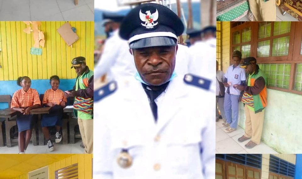 Kepala Desa Kampung Idakotu berikan beasiswa kepada siswa kurang mampu