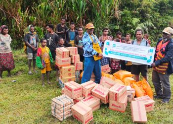 Bupati Dogiyai Melalui Kadin BPBD memberikan Uang Tunai RP 100 Juta dan Bantuan Sembako 4 Pesawat pada Masyarakat Distrik Piyaiye