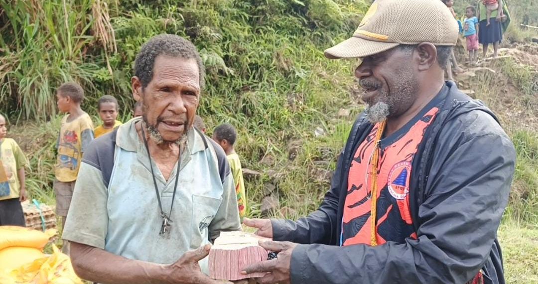 Mewakili Masyarakat Distrik Piyaiye,Yunus Kegou Apresiasi pemda Dogiyai atas Kunjungi sekaligus Memberikan Sembakonya