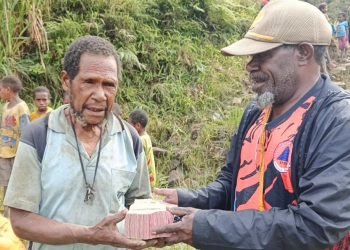 Mewakili Masyarakat Distrik Piyaiye,Yunus Kegou Apresiasi pemda Dogiyai atas Kunjungi sekaligus Memberikan Sembakonya