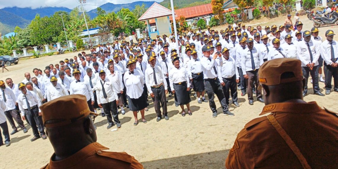 Bupati Dogiyai Serahkan SK pada K2 dan P3K sejumlah 295