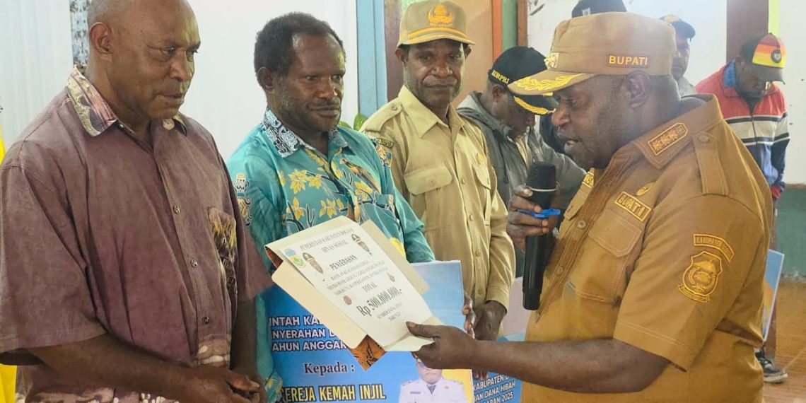 Bupati Dogiyai Melalui Dinsos Salurkan Bantuan Dana Gereja, Pendidikan dan Lembaga Serta Kelompok Usaha