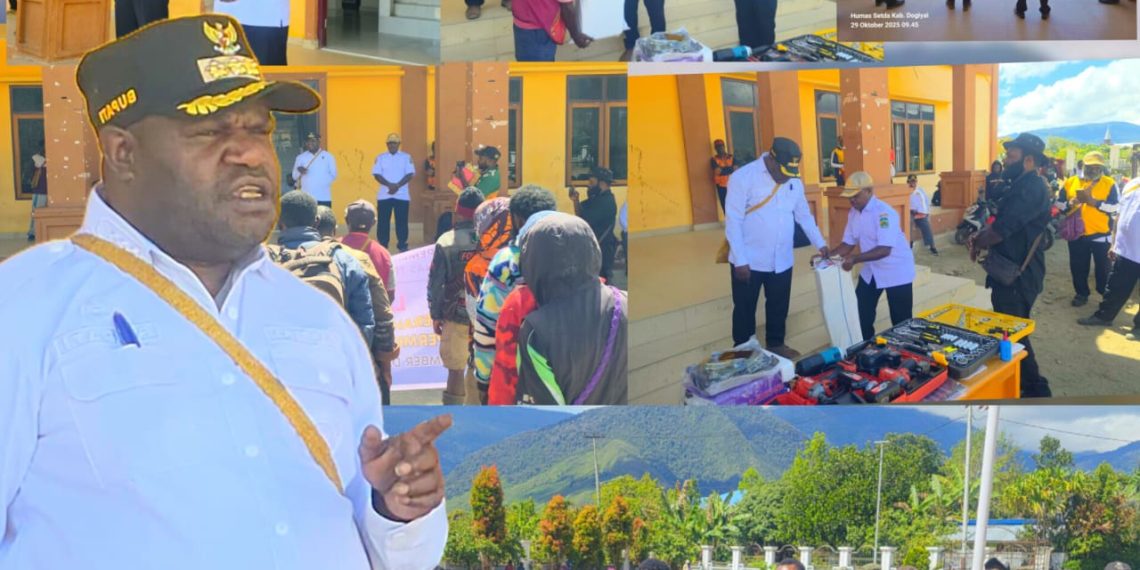 Bupati Dogiyai Serahkan Alat berat Permesinan pada 35 Pemuda Dogiyai