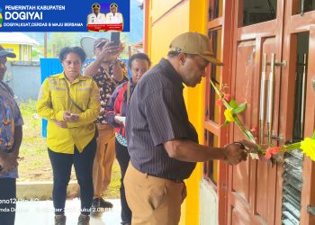 Asisten I Bidang Pemerintahan Sekretariat Daerah Dogiyai,Nason Pigai Gunting Pitah Kantor Dukcapil