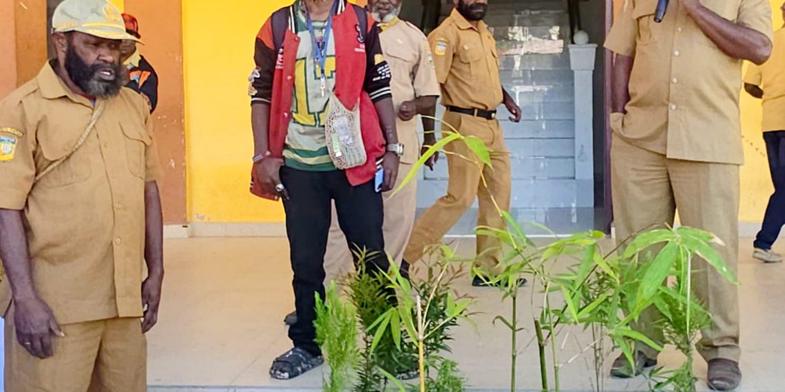 Dinas Lingkungan Hidup Dogiyai Gelar kegiatan penanaman pohon secara Simbolis