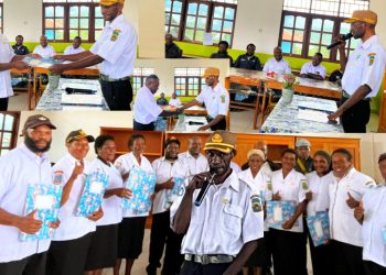 Kadin P & P Dogiyai,membagikan Nota tugas pada Sekertaris,Kasubag serta Seksi-seksi dan Lainnya