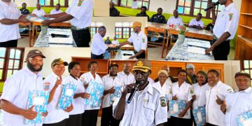 Kadin P & P Dogiyai,membagikan Nota tugas pada Sekertaris,Kasubag serta Seksi-seksi dan Lainnya