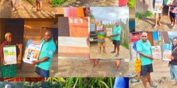 Kepala Dinas Koperasi & UKM Dogiyai Membagikan Mesin Pembuat Jus Lokal pada Masyarakat Yang punya Kios