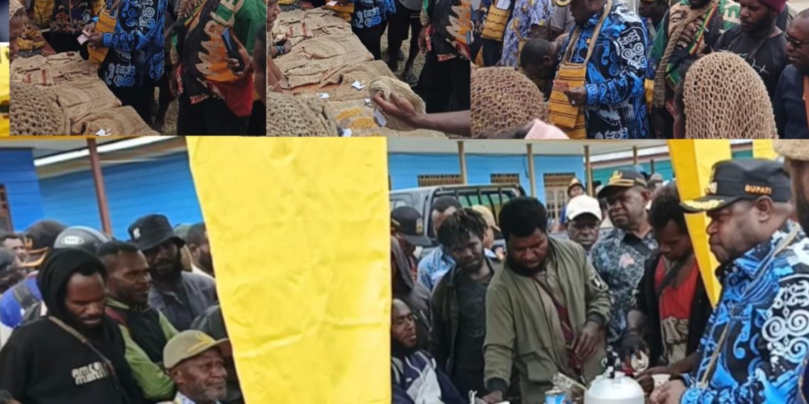 Bupati Dogiyai Borong Jualan Noken Mama-mama pada acara HUT Noken Ke 13 yang digelar Disbudpar