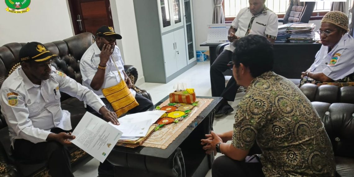 Bupati Yudas Tebai Menerima Kunjungan Kepala BPJS Dogiyai Effendy di Kantor Bupati