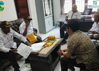 Bupati Yudas Tebai Menerima Kunjungan Kepala BPJS Dogiyai Effendy di Kantor Bupati