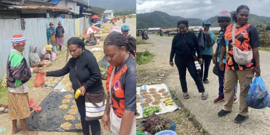 Ketua TP PKK Kab. Dogiyai dengan sejumlah anggotanya  belanja jualan Mama-Mama Pasar di Dogiyai