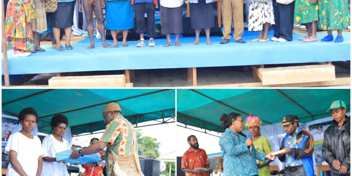 Kolaborasi kerja antara TP PKK dan Dinas Kebudayaan dan Pariwisata: Gelar kreasi daerah Rajut Noken.