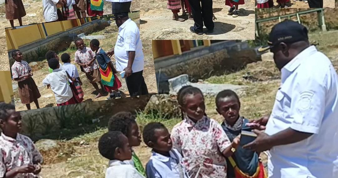 Bupati Yudas Tebai Bagikan Uang Beli Buku & Pulpen untuk Siswa SD di Mapia: “Teruslah Berjuang!”