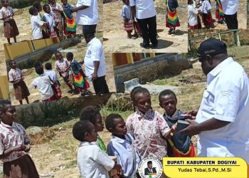 Bupati Yudas Tebai Bagikan Uang Beli Buku & Pulpen untuk Siswa SD di Mapia: “Teruslah Berjuang!”