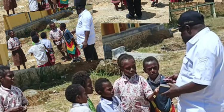 Bupati Yudas Tebai Bagikan Uang Beli Buku & Pulpen untuk Siswa SD di Mapia: “Teruslah Berjuang!”