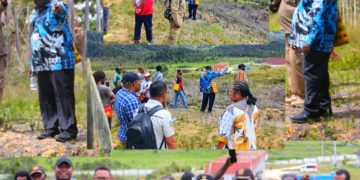 Langkah Konkret Peningkatan Kesehatan: Bupati Yudas Tebai Tinjau Langsung Pengukuran Tanah Pembangunan RSUD Dogiyai Tipe C