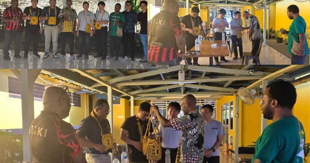 Kadis P&P Dogiyai Serahkan Oleh-Oleh Khas Daerah kepada Dekan FKIP Unpar Bandung Saat Pelepasan Tim Seleksi