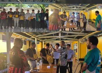 Kadis P&P Dogiyai Serahkan Oleh-Oleh Khas Daerah kepada Dekan FKIP Unpar Bandung Saat Pelepasan Tim Seleksi