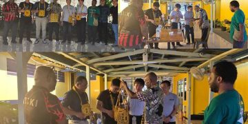 Kadis P&P Dogiyai Serahkan Oleh-Oleh Khas Daerah kepada Dekan FKIP Unpar Bandung Saat Pelepasan Tim Seleksi