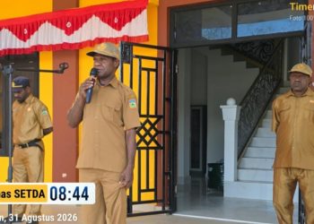 Tegakkan Kedisiplinan di Tengah Dinamika Keamanan, Asisten III Willem Tagi Pimpin Apel Gabungan Pemkab Dogiyai