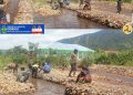 Kerja Nyata Bupati Yudas Tebai & Wakil Bupati Yuliten Anouw: Pemuda Kampung Yametadi & Pugatadi II Bangun Bronjong 100 Meter Di Kali Edegee.